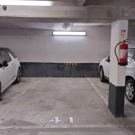 Duo Du Style Et De La Luminosite Famille Parking Patio 蒙泰夫兰
